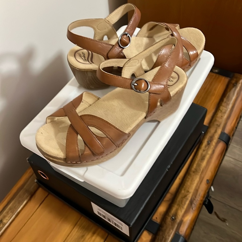 Leather platform sandals